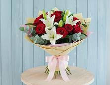 Букет цветов из:  Лилии и Розы в Сосенском