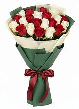 Букет Микс из красных и белых роз в Сосенском
