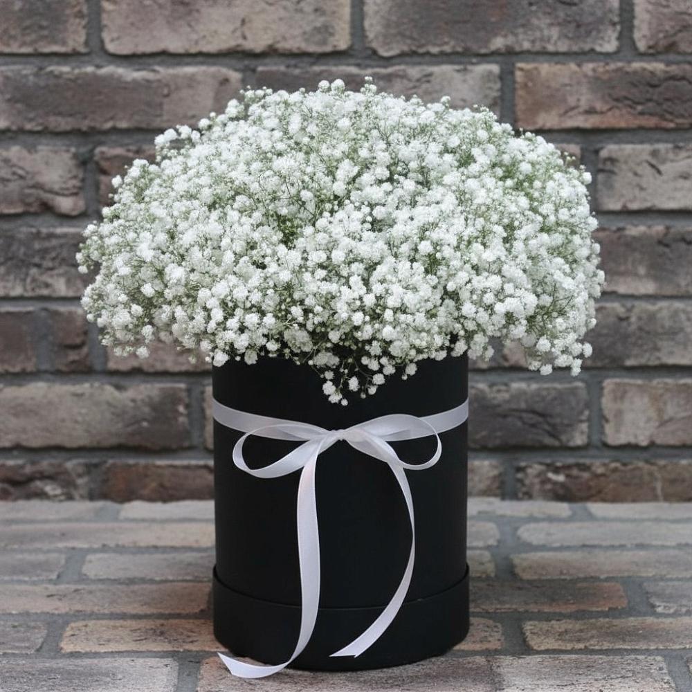 Цветочная композиция из Гипсофила в шляпной коробке в Сосенском