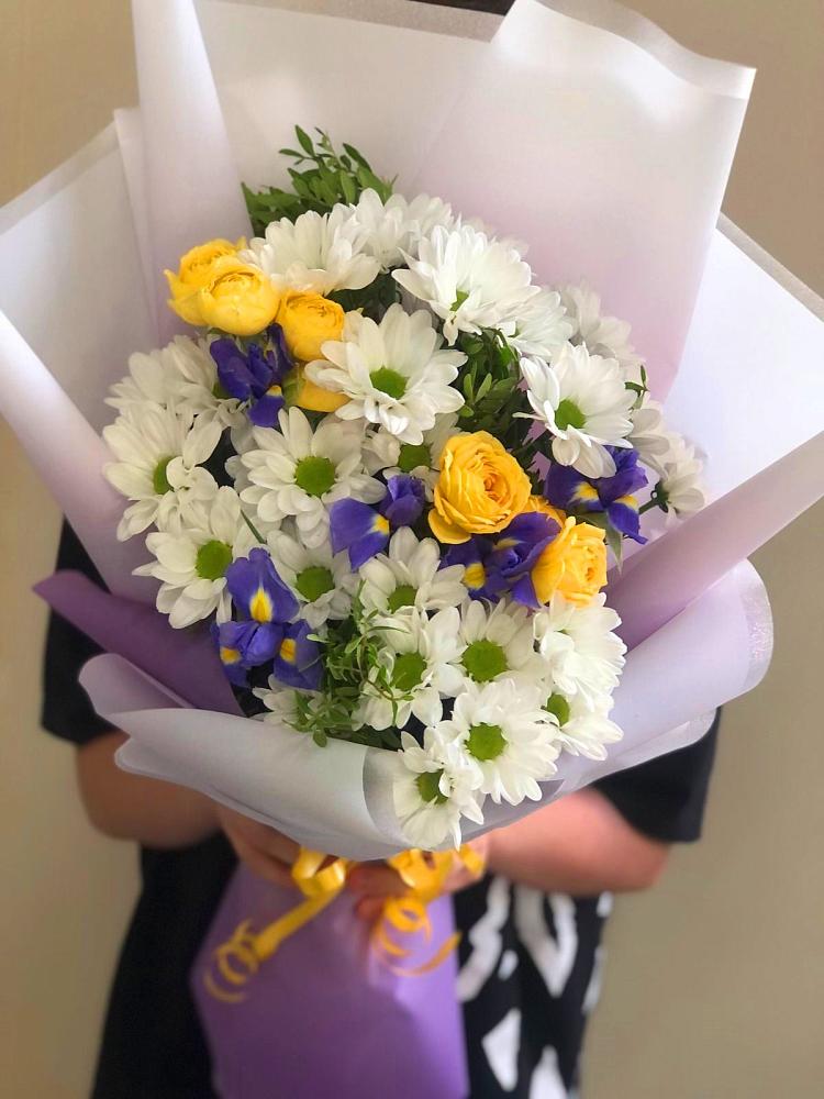 Букет цветов из: Ирисы, Хризантемы и Розы в Сосенском
