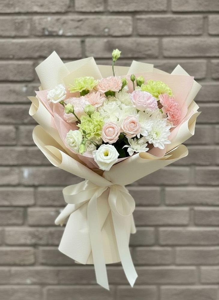 Букет цветов из: Гвоздики, Розы, Лизиантусы и Хризантемы в Сосенском