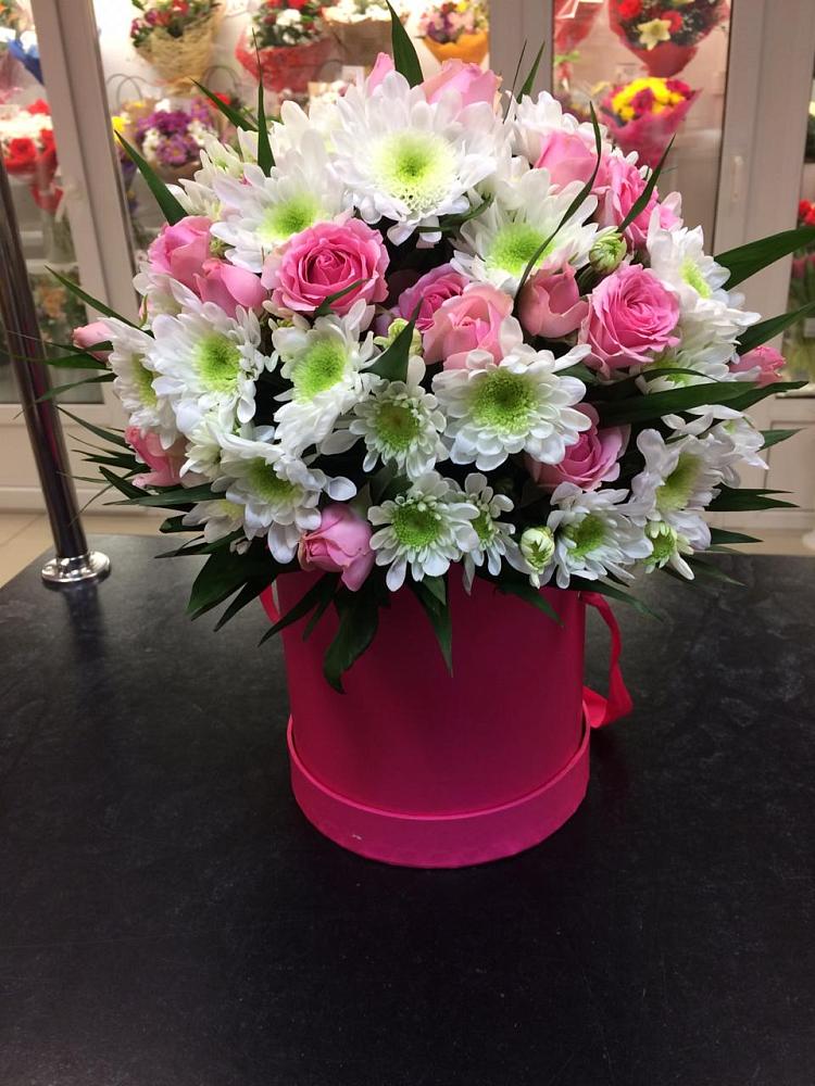 Цветочная композиция из Розы и Хризантемы в шляпной коробке в Сосенском