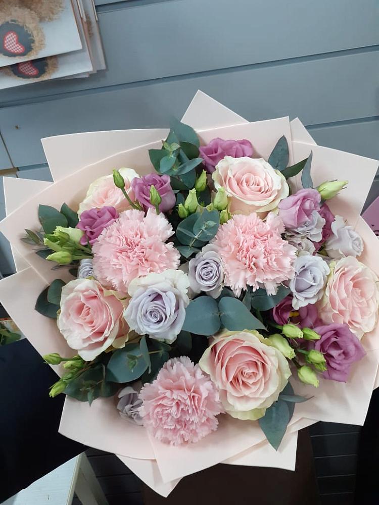 Букет цветов из: Розы, Гвоздики и Лизиантусы в Сосенском